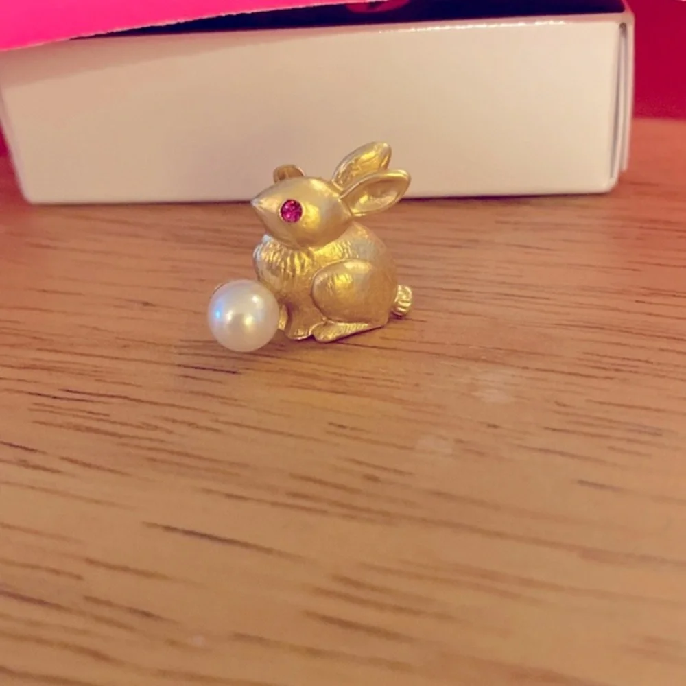 Small Rabbit Pin/Brooch - Picture 1 of 4